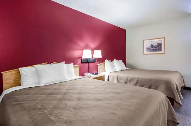 Standard, 2 Queen Beds, Rodeway Inn Hesston, KS 2/10