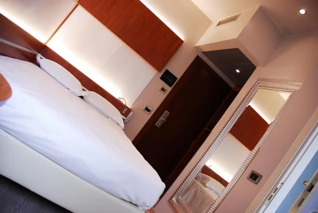 Room, Single, French Bed، Best Western Hotel Madison 1/3