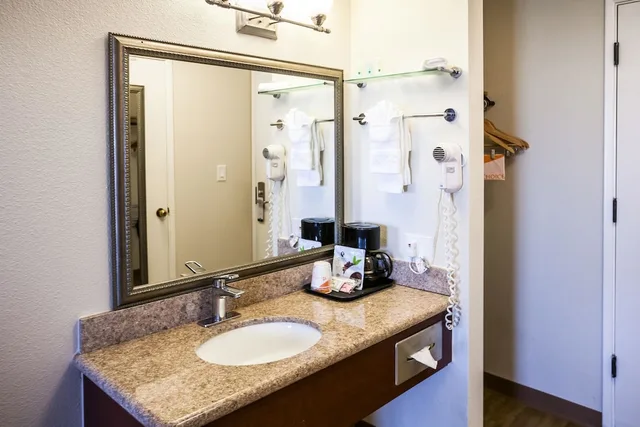 Efficiency, King Bed, Accessible، Quality Inn near Six Flags Discovery Kingdom - Napa Valley 2/3