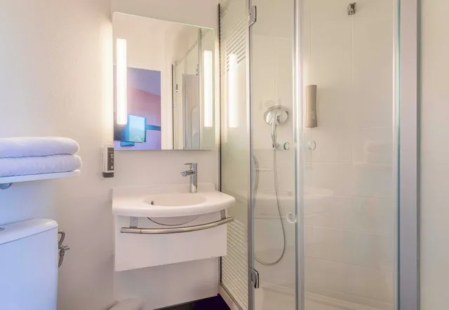 غرفة رباعية بسرير مزدوج وسريرين منفصلين، B&B HOTEL Aix-en-Provence Meyreuil Sainte-Victoire 3/3