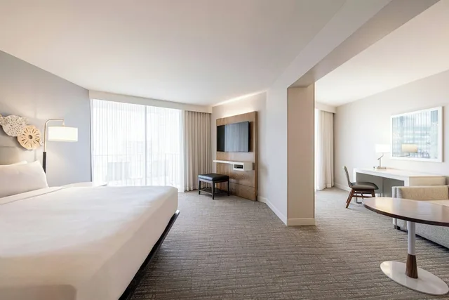 جناح جونيور بسرير كينج بإطلالة على البحر بشرفة مع أريكة، Waikiki Beach Marriott Resort and Spa 4/9