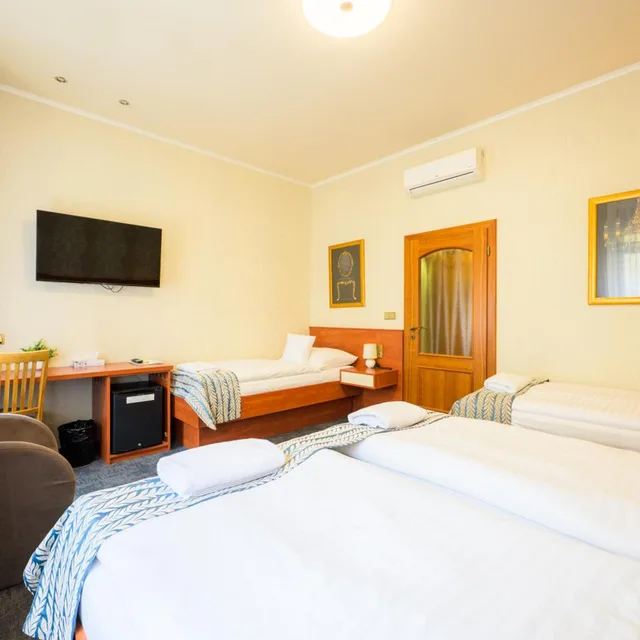 غرفة رباعية، Hotel Roudna 3/10
