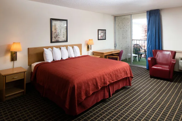غرفة بسرير كوين، Red Lion Hotel & Conference Center Ellensburg 1/4