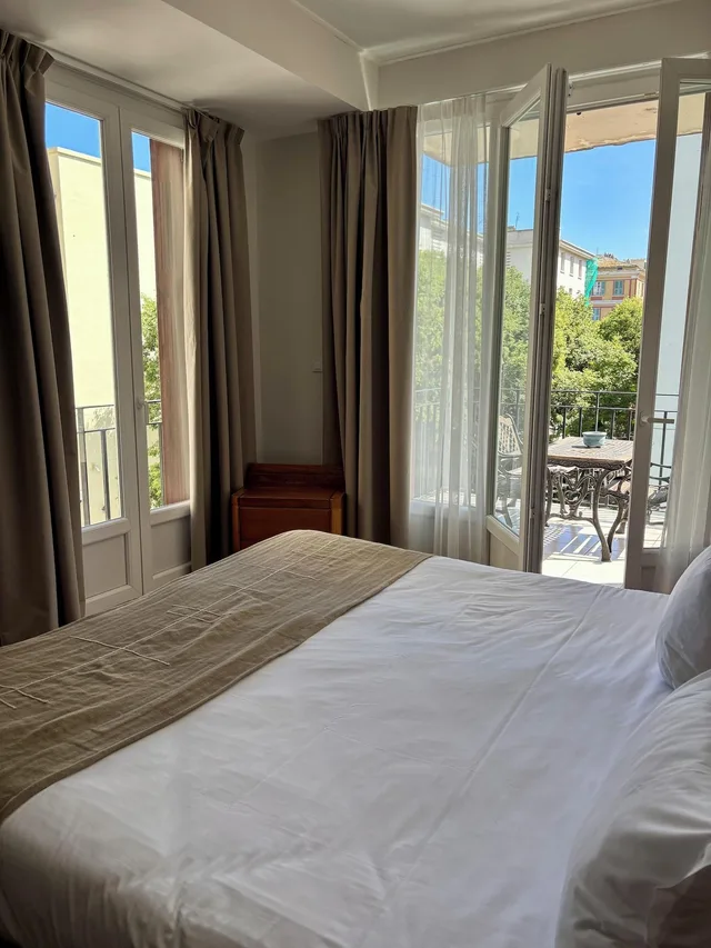 جناح جونيور، Hotel Bonaparte 1/3