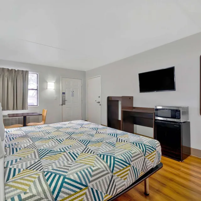1 King Bed Mobility Accessible Tub Smk، Motel6 Plano, TX - Plano Northeast 4/7