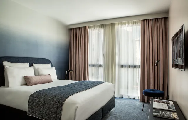 غرفة بريفيليج بسرير كينج، L imprimerie Hotel 1/3