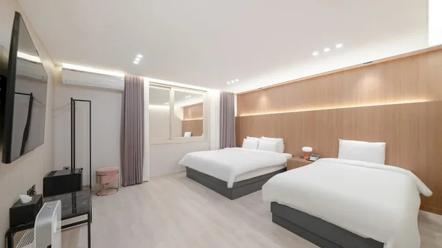 غرفة عائلية بسريرين منفصلين وسرير كينج وسرير فردي، Vip Hotel Mok-Po 2/3