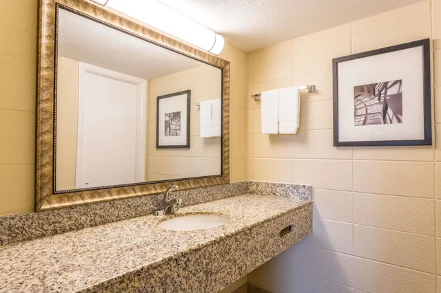 غرفة بسريرين مزدوجين، Howard Johnson by Wyndham Virginia Beach At The Beach 8/8