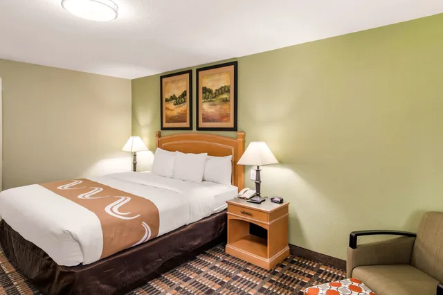 غرفة قياسية بسرير كينج، QUALITY INN AND SUITES PLANO EAST RICHARDSON 6/10