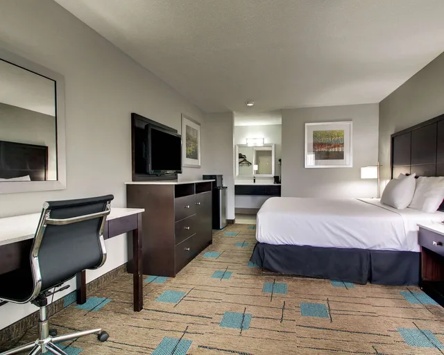غرفة بسرير كينج، Studio6 Suites Richland, MS / Jackson 3/4
