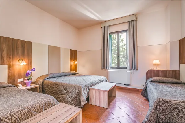غرفة رباعية بسرير كوين وسريرين منفصلين، Hotel Arno Bellariva 1/2
