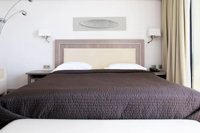 Superior, Double Bed, Street Side View، Villa Azur Hotel 2/3