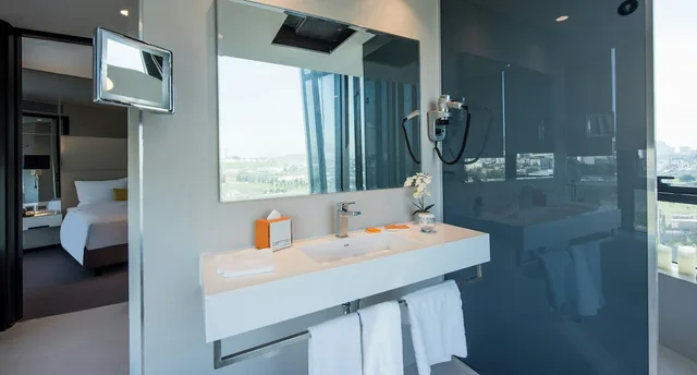 غرفة بسريرين منفصلين بإطلالة على المدينة، Centro Westside Rotana 3/3
