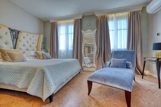 جناح تنفيذي بسريرين كينج بإطلالة على البحيرة بشرفة بـ3 غرف نوم مع أريكة، Palazzo Della Scala 4/7
