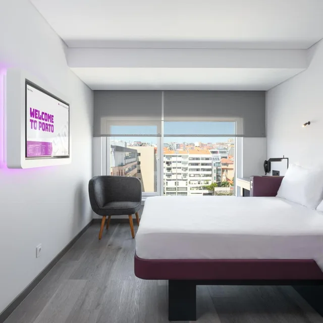 غرفة بريميوم بسرير كينج وسرير كوين، YOTEL Porto, Select by Hilton 3/7