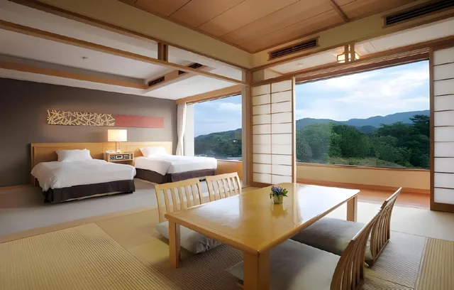 جناح بسريرين منفصلين بإطلالة على البحر مع أريكة، Toba Hotel International (ex. Toba Kokusai Hotel) 1/1