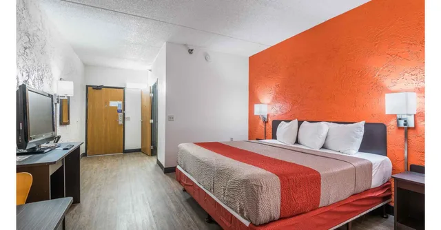 غرفة بسرير كوين لذوي الإعاقة، Motel6 Bridgeview, IL 2/5
