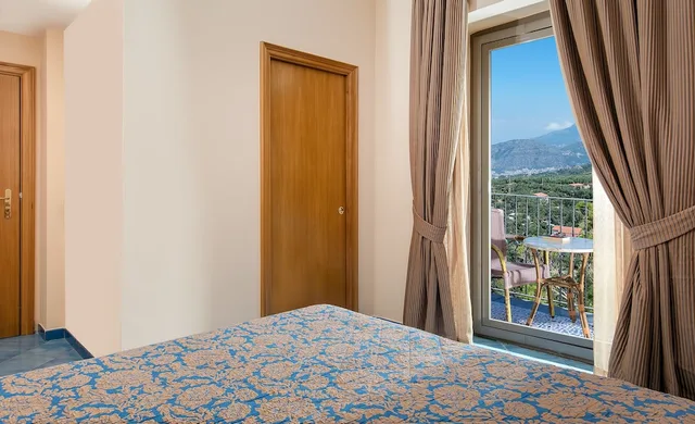 غرفة ثلاثية بسرير مزدوج وسرير فردي، Grand Hotel Due Golfi 1/4