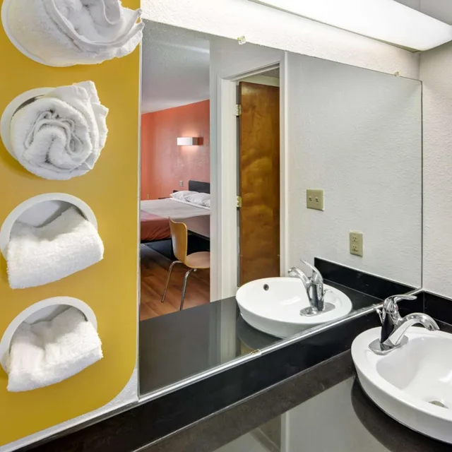 2 Queen Beds - Mobil Access Tub Nsmk Micfridg، Motel6 Lindale, TX 8/9