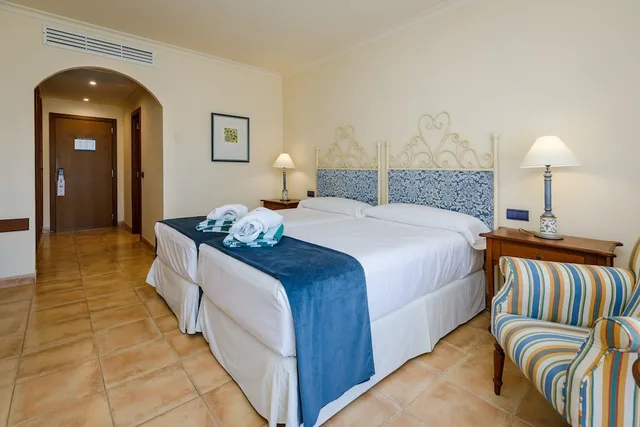 غرفة بسريرين منفصلين، La Quinta Menorca by PortBlue Boutique - Adults Only 2/4