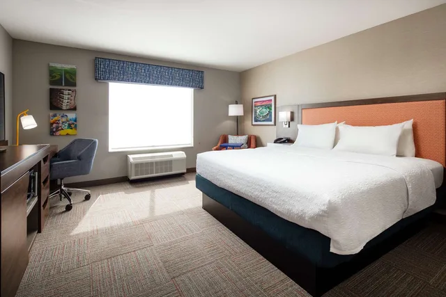 Room, King Bed, Stadium View، Hampton Inn by Hilton Green Bay Stadium 1/6