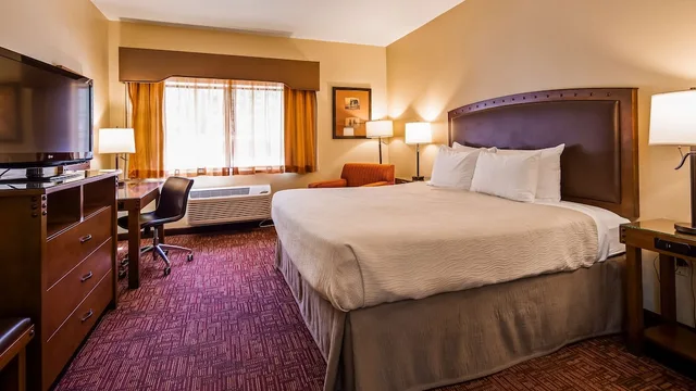 غرفة قياسية بسرير كينج بإطلالة على المسبح بشرفة، Best Western Plus Inn Of Williams 2/7