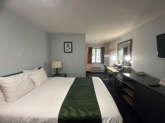 Standard, Queen Bed, Pictured Rocks Inn & Suites 2/4