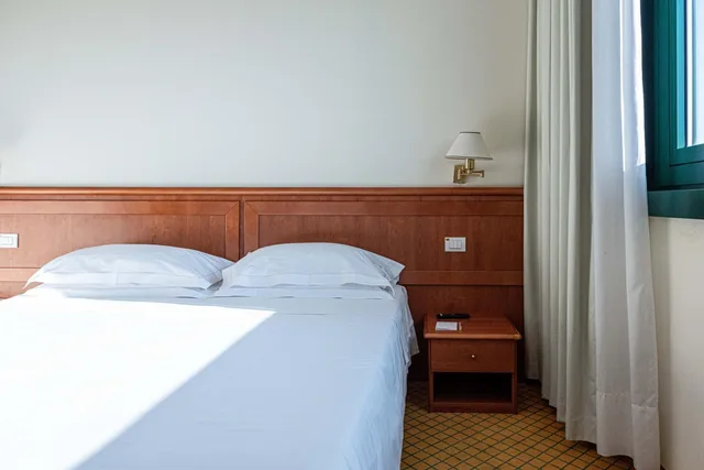 Compact, Queen Bed، Phi Hotel Emilia 3/5