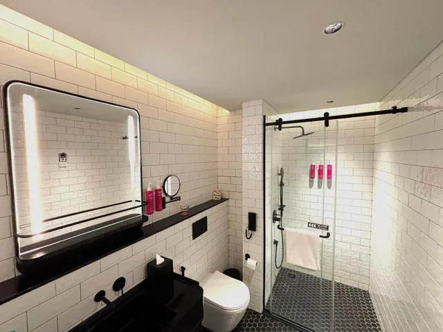 Moxy High, Guest Room, Twin Beds, City View، Moxy Mumbai Andheri West 3/3