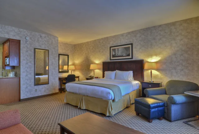 Suite, King Bed, Sofa, HOLIDAY INN EXPRESS SAN DIEGO SOUTH - CHULA VISTA 4/10