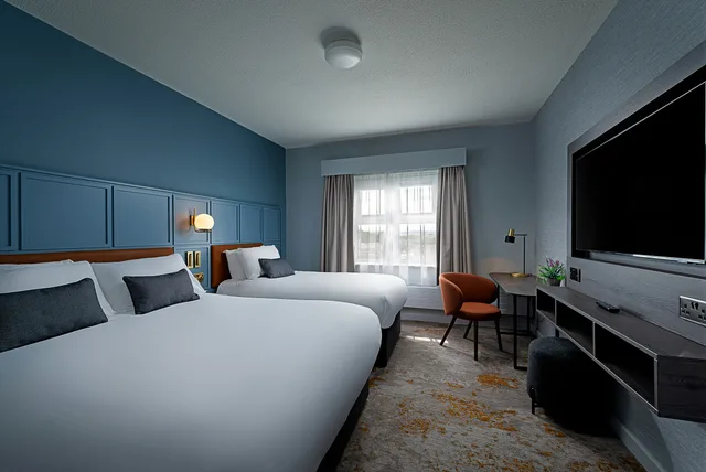 غرفة قياسية بسرير مزدوج وسرير فردي، Leonardo Hotel Galway 1/2