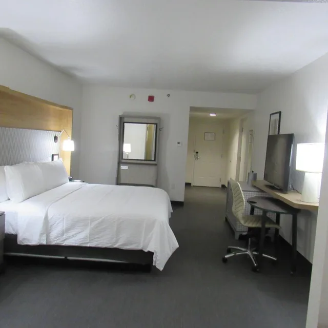 غرفة بسرير كينج مع أريكة، Holiday Inn Orlando Intl Drive - Conv Center 2/10