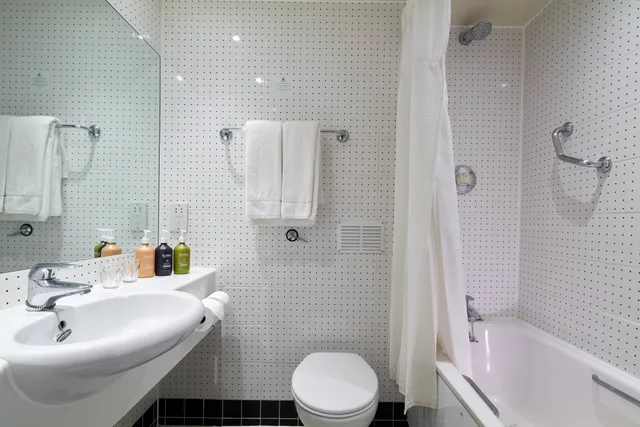 غرفة قياسية بسرير مزدوج مع أريكة، Holiday Inn London - Bloomsbury by IHG 2/2