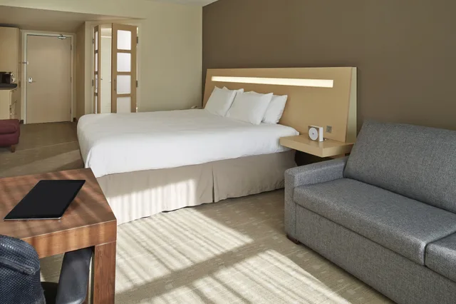 غرفة تنفيذية بسرير كينج مع أريكة، NOVOTEL MONTREAL AIRPORT 2/4