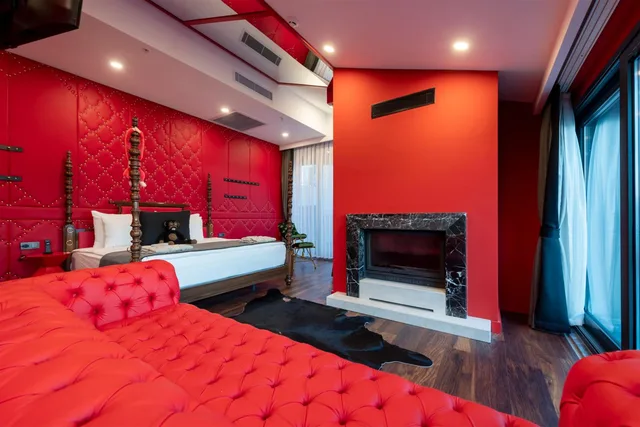 Suite, King Bed, Hot Tub, Lucky Monkey Hotel 5/8