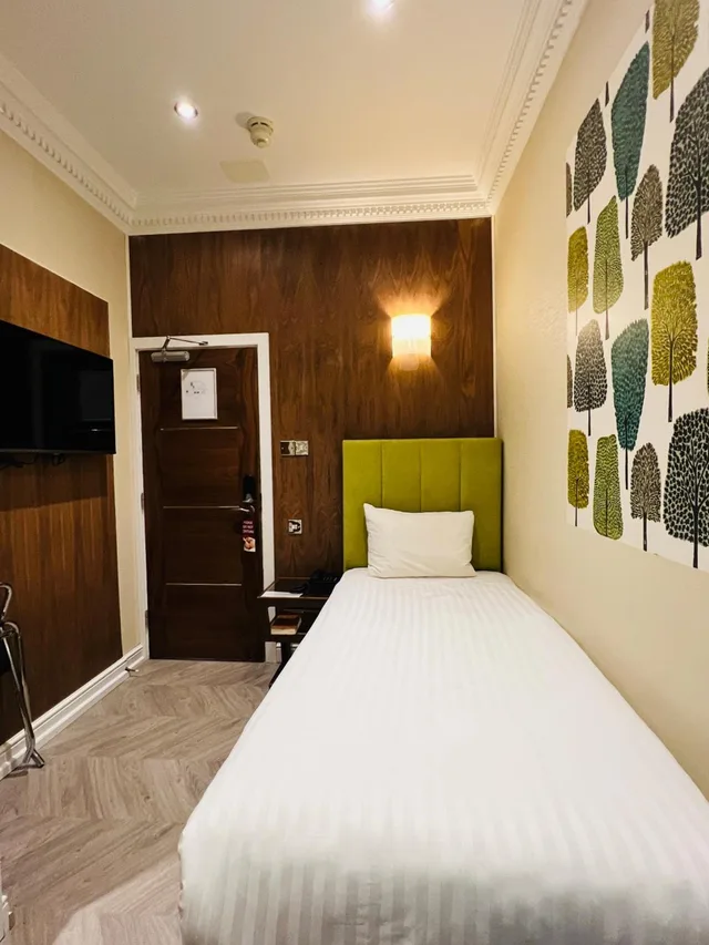 غرفة مفردة، The Cheshire Hotel 9/12