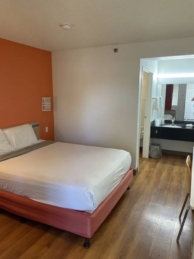 غرفة ديلوكس بسرير كينج للمدخنين، Motel6 Wethersfield, CT - Hartford 1/10