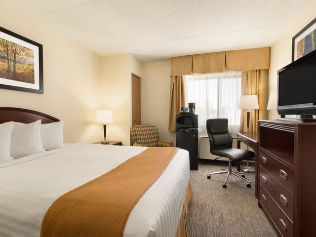 غرفة بسرير كوين للمدخنين، Travelodge by Wyndham Edmonton South 1/3