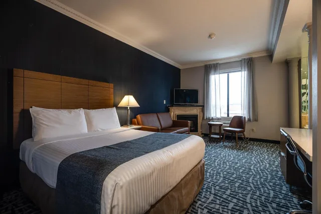 جناح ديلوكس بسرير كوين مع أريكة، Monte Carlo Inn Toronto West Suites 2/10