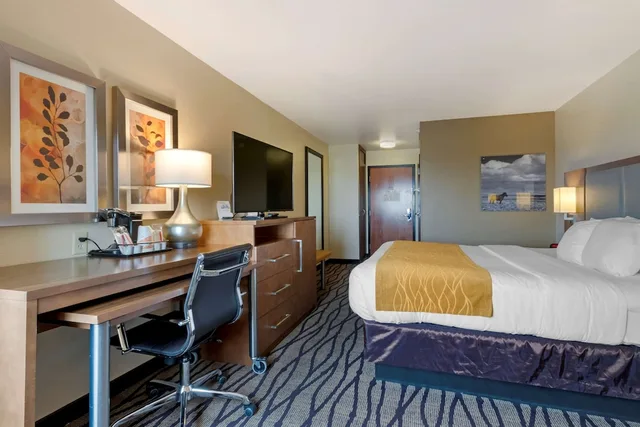 غرفة قياسية بسرير كينج، Comfort Inn and Suites Market Airport 2/3