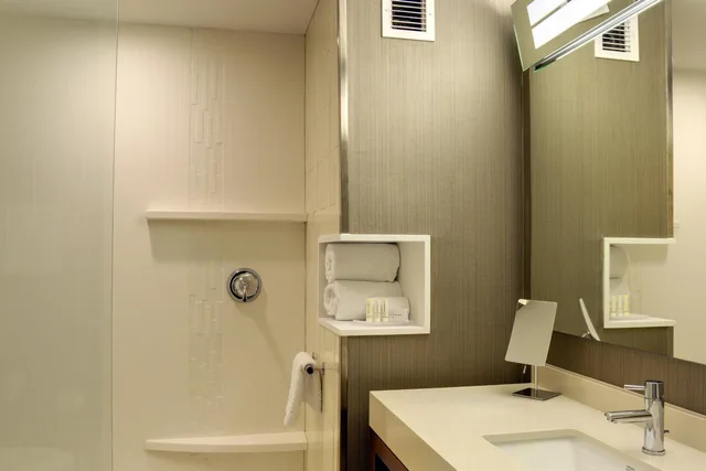 غرفة كبيرة بسرير كوين، Courtyard By Marriott Columbus Osu 7/7