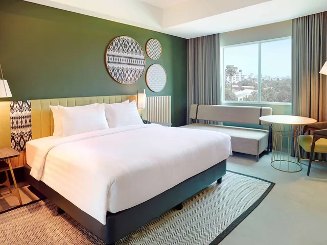 غرفة ديلوكس بسرير كينج مع أريكة، Mercure Makassar Nexa Pettarani 2/9