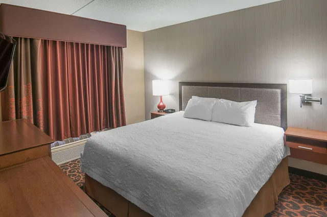 جناح تنفيذي بسرير كينج مع أريكة، Hampton Inn Deadwood At Tin Lizzie Gaming Resort Sd 3/10