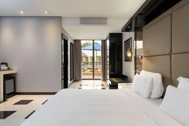 غرفة بريميوم بإطلالة على المسبح بشرفة، RADISSON BLU HOTEL, LUSAKA 4/10
