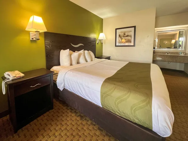 غرفة بسرير كينج لذوي الإعاقة، Quality Inn Foley - Gulf Shores North 5/8