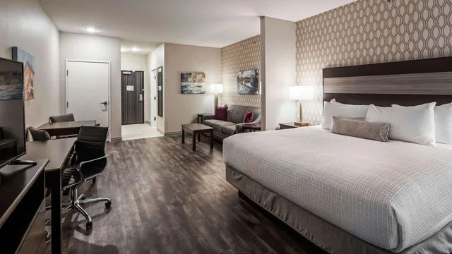 جناح بسرير كينج بمطبخ صغير، Best Western Plus Saint Peter 1/7