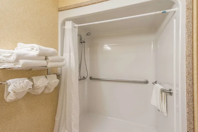 غرفة بسرير كينج لذوي الإعاقة، Comfort Inn & Suites Cedar City South, UT 3/3