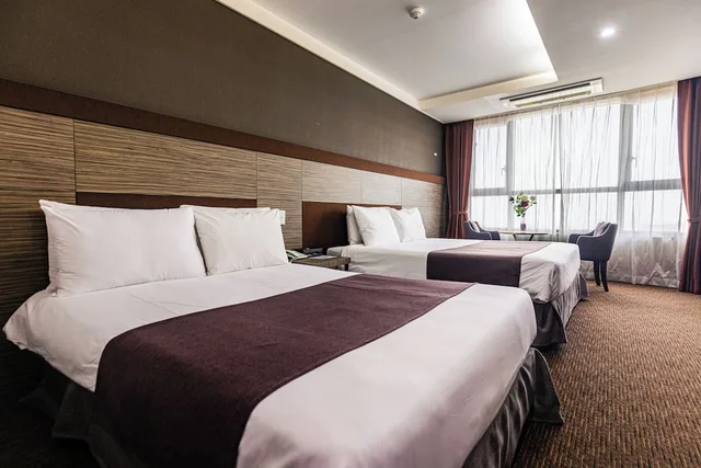 غرفة ديلوكس بسرير كينج بإطلالة على المدينة، Eastern Hotel Jeju 1/3