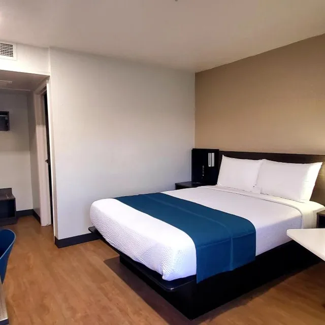 1 Queen Bed - ADA/RI Shower، Motel6 Palmdale, CA 3/10