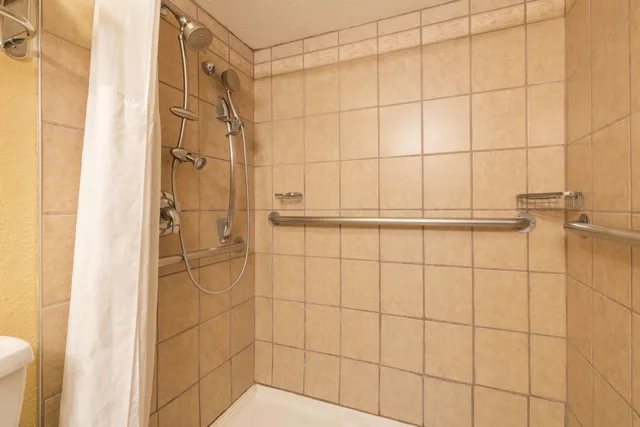 غرفة بسرير كينج لذوي الإعاقة، Ramada By Wyndham Bowling Green 7/7